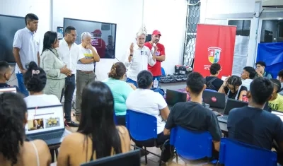 Aspecto de la entrega de los computadores en las sedes de la IUB en municipios. 