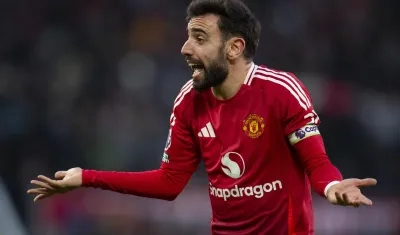 El capitán del Manchester United, Bruno Fernandes, se queja durante el juego.