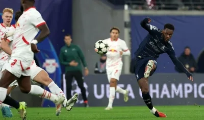 Jhon Jáder Durán saca el remate que significó el segundo gol del Aston Villa. 