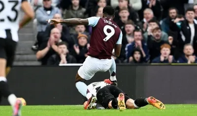 La acción de Jhon Jáder Durán sobre Schar por la cual vio la tarjeta roja.