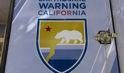 Cartel que avisa de "advertencia de terremoto en California".