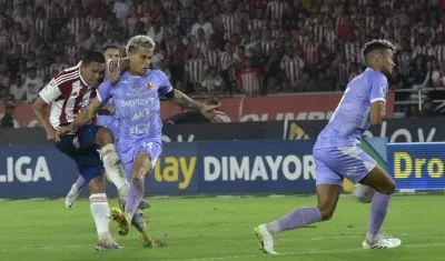 Carlos Bacca marca uno de sus goles al Tolima que le dio el paso a la final a Junior en diciembre de 2023.