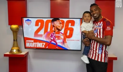 Jefersson Martínez posa con su hijo tras firmar la extensión de su contrato con Junior.