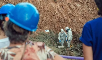 Equipo técnico removiendo tierra en busca de restos humanos.