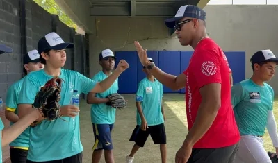 José Quintana con los peloteros en las Olimpiadas Recreativas en el estadio Édgar Rentería. 