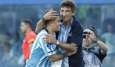 Juan Fernando Quintero y Gustavo Costas festejando uno de los triunfos de Racing.