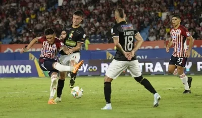 Emmanuel Olivera intenta un remate hacia la portería del Once Caldas. 