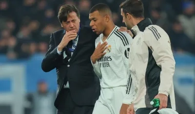 Kylian Mbappé cuando abandonaba la cancha en el partido contra el Atalanta. 