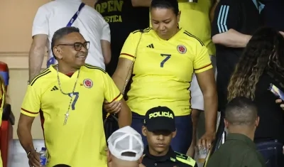 Mane Díaz y su esposa Cilenis Marulanda en un partido de la Selección Colombia. 