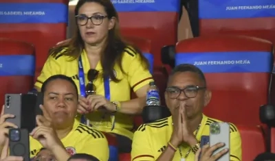 'Mane' Díaz acompañado de su esposa Cilenis Marulanda, en las tribunas del estadio Metropolitano.