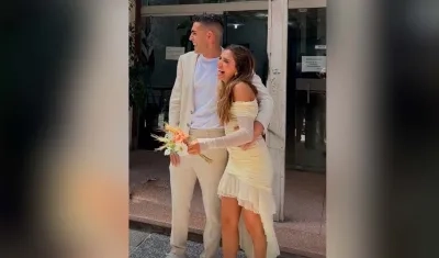 Santiago Mele con su esposa Manuela Calvi tras culminar la ceremonia civil.