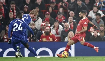 El egipcio Mohamed Salah en la acción donde marcó el tercer gol del Liverpool.