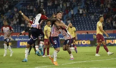 Emmanuel Olivera celebra con Yimmi Chará y Didier Moreno el agónico gol del triunfo de Junior ante Tolima. 