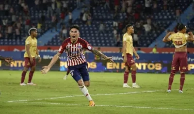 Emmanuel Olivera festeja su gol ante Tolima. 