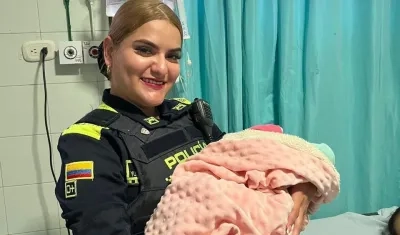 Patrullera Yuliana con la bebé recién nacida. 