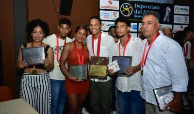 El futbolista Carlos Bacca, mejor deportista de 2023, con otros galardonados.
