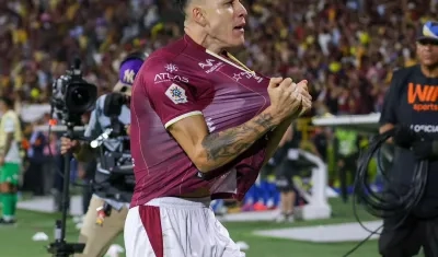 El paraguayo Gustavo Adrián Ramírez celebra el gol del empate del Tolima. 