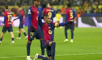 El brasileño Raphinha celebra tras marcar el primer gol del Barcelona. 