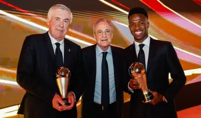 Carlo Ancelotti, Florentino Pérez y Vinicius Junior durante la premiación.