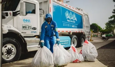Operario de Triple A durante la recolección de residuos. 