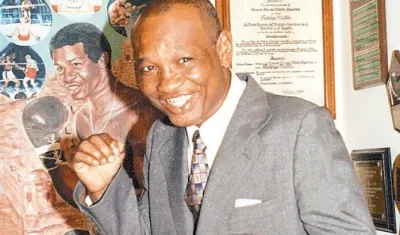 Rodrigo 'Rocky' Valdés fue campeón mundial mediano del Consejo Mundial de Boxeo.