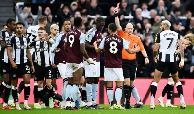 Jhon Jáder Durán recibe el cartón rojo de parte del árbitro Anthony Taylor. 
