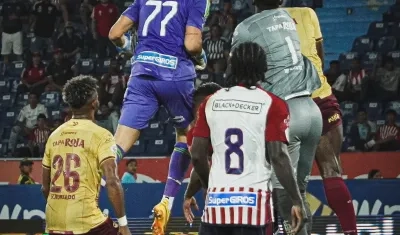 El cabezazo de Santiago Mele que antecedió al gol de Emmanuel Olivera.