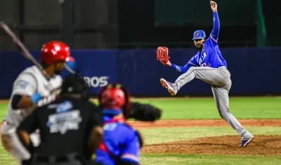 El pitcher dominicano Édison Suriel durante el juego contra Tigres. 