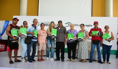 Ana María Aljure, gerente de Ciudad, durante la entrega de los títulos de propiedad a las familias. 