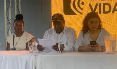 La boxeadora Angie Valdés con el viceministro del Deporte Manuel Palacios. 