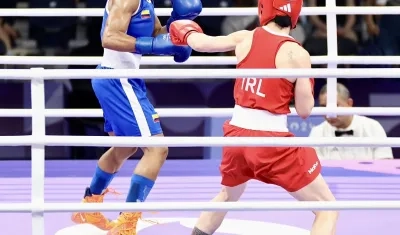 Angie Valdés (azul) en un combate en los Juegos Oímpicos de París.