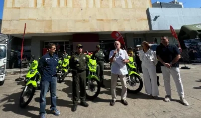 El gobernador Eduardo Verano entregó vehículos a la Policía del Atlántico. 
