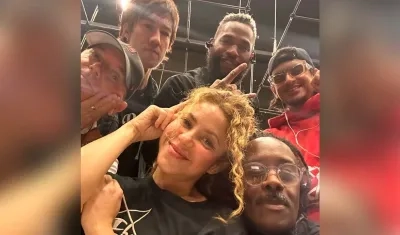 Shakira y sus músicos. 