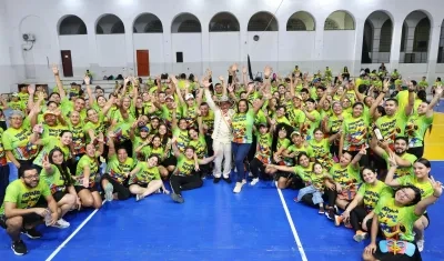 El Rey Momo con las ‘Marimondas del Barrio Abajo’, fundada por César ‘Paragüitas’ Morales. 