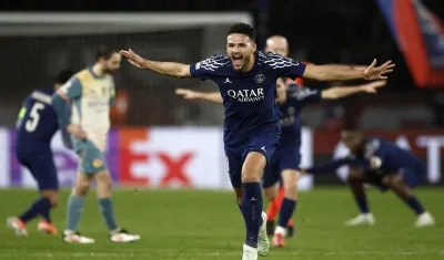 Goncalo Ramos festejando el cuarto gol, y atrás, se lamenta Bernardo Silva.