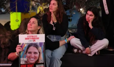 Manifestantes pidiendo por la libertad de rehenes.