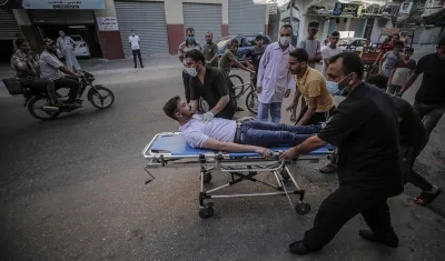 Herido en Gaza es llevado a un hospital.