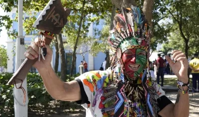 Luis Gastelbondo diseña su propio disfraz.