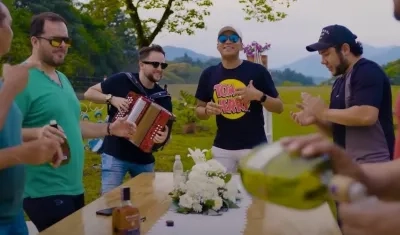 ‘El puma del vallenato’ y el acordeonero Harold Ortega, en el video de 'Coqueta' en vallenato.