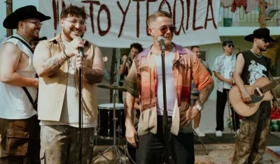 Alejandro Sanz y Grupo Frontera durante el rodaje del video.