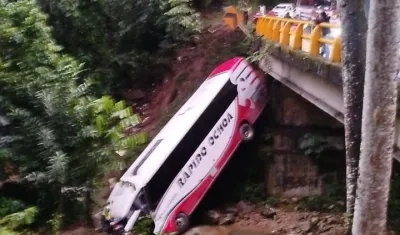 Estado en que quedó el bus tras el accidente.