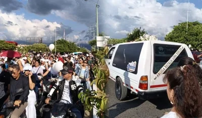 Caravana que despidió a familia Lora Rincón.