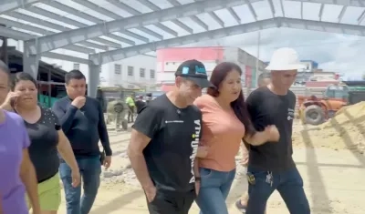 El alcalde Alejandro Char inspeccionando las obras del mercado El Playón. 