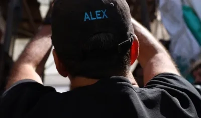 Alcalde de Barranquilla, Alejandro Char. Al fondo la estatua de La toty'. 