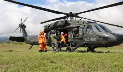 Autoridades transportando los cuerpos.