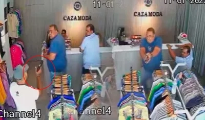 Momento del atraco y la respuesta a bala de la víctima.