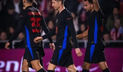 Jugadores del Barcelona tras un gol de Lewandowski.