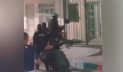 El policía fue auxiliado por varios compañeros. 