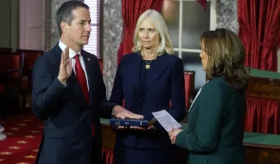 Bernie Moreno en el acto de posesión ante Kamala Harris