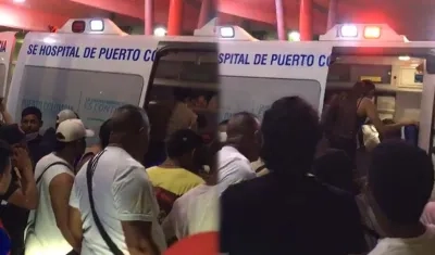 Heridos siendo trasladados en ambulancias.